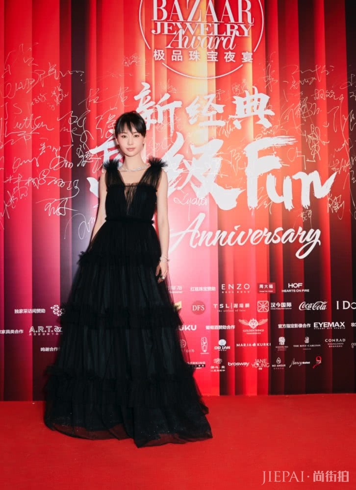 �����ĺ�ɫ����ȹ�����˸߸��ӣ��Ըߴ���ѧ���ͺ�